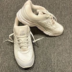 EUC Sz 8.5 New Balance women’s walking sneakers